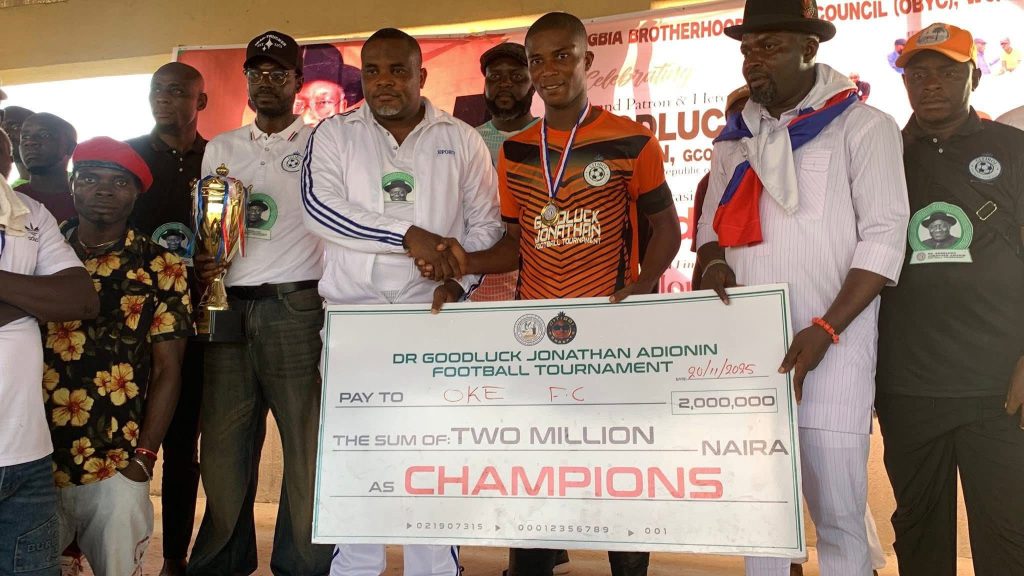 Golden Glove winner, Miracle Igiagia of Okodi FC, posing with his award