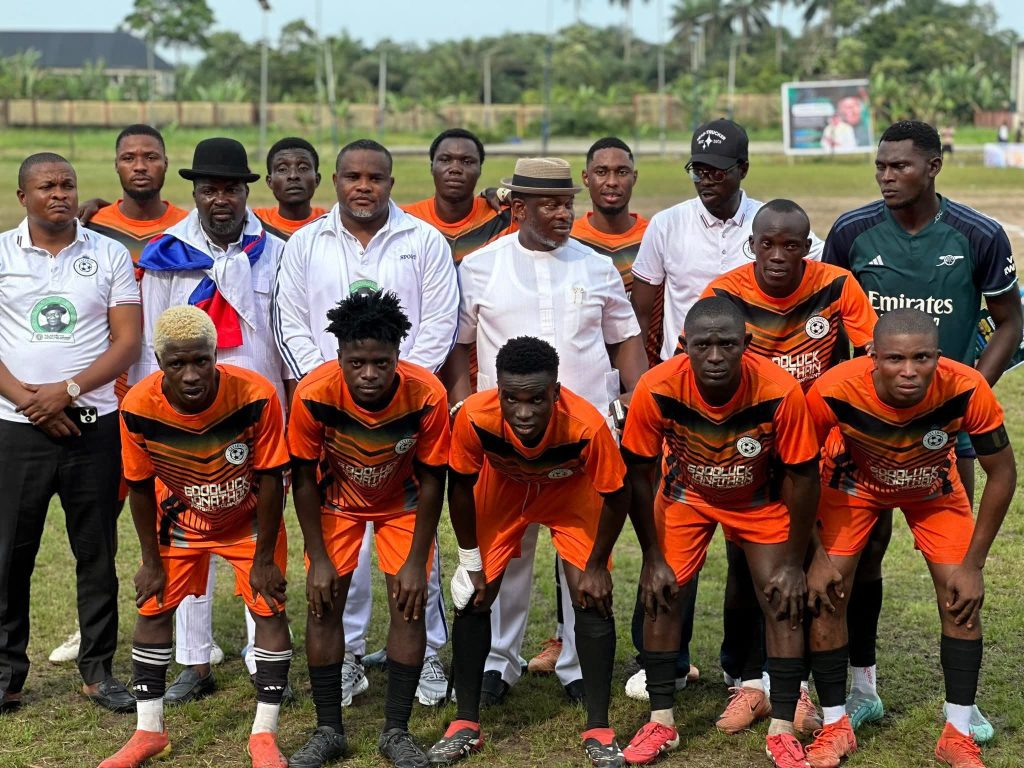 Group photo of team captains, organizers, and dignitaries after the final ceremony